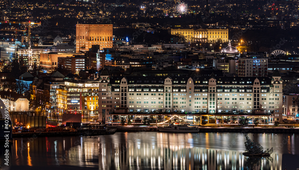 Nocny widok na Oslo stolicę Norwegii	