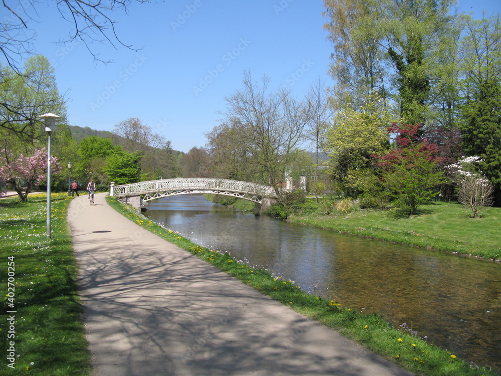 Parkanlage und Kurpark Frühjahr Lichtentaler Allee in Baden-Baden mit weißer Brücke über den Oosbach