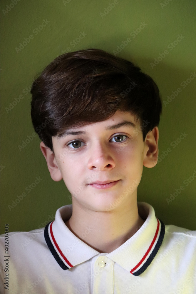 GIOVANE ADOLESCENTE GIOVANE ADOLESCENTE