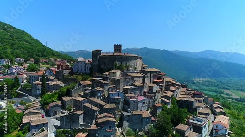 Veduta panoramica di Roviano nel Lazio.
Il pittoresco borgo di Roviano e il suo castello photo