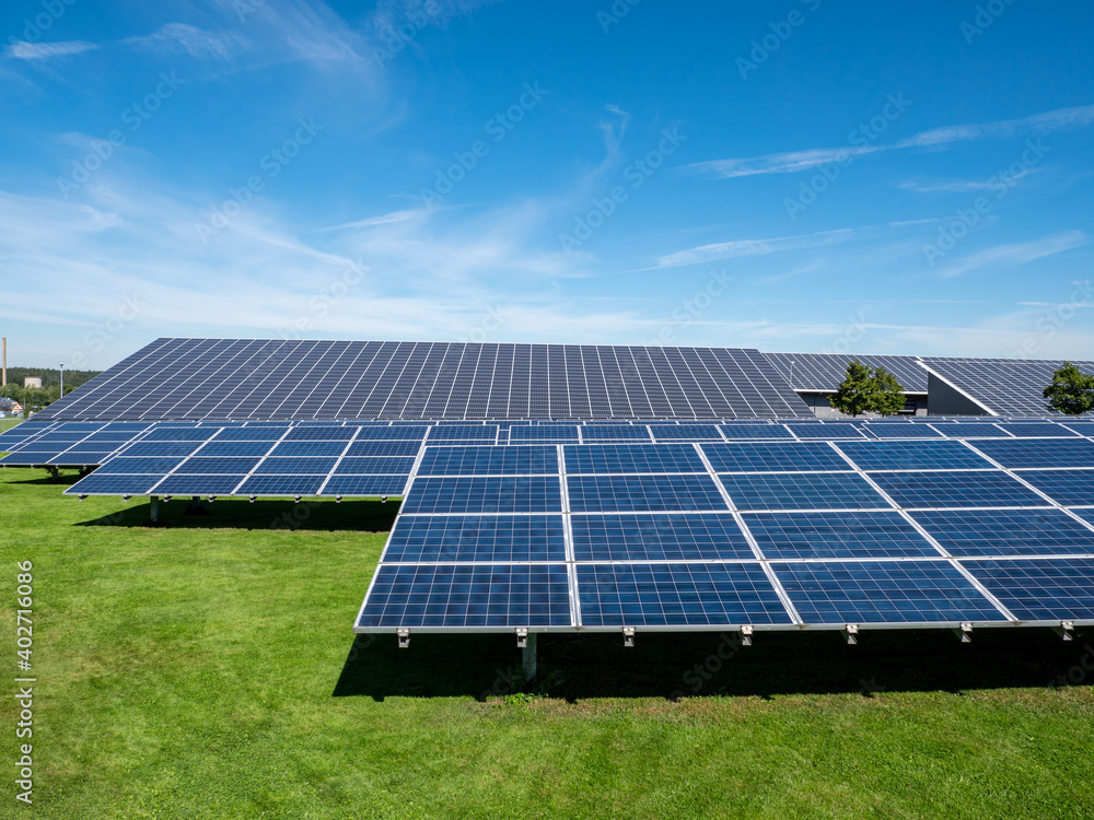 Solaranlage Photovoltaik mit blauen Himmel Solaranlage Photovoltaik mit blauen Himmel