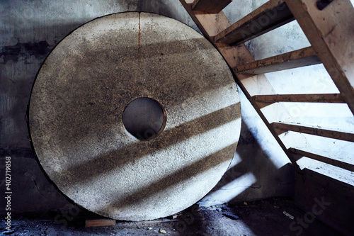 Φωτογραφία old millstone