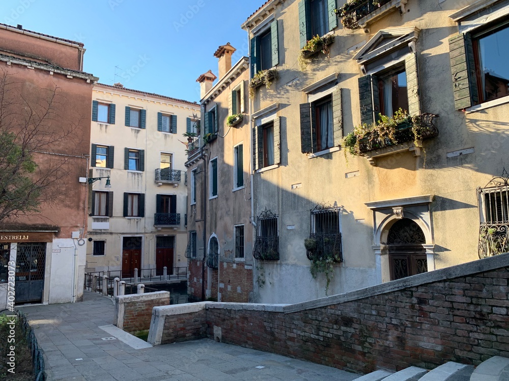 Venedig Venetien Italien Stadtteil Dorsoduro am Wasserkanal und Häuser im Winter Venedig Venetien Italien Stadtteil Dorsoduro am Wasserkanal und Häuser im Winter