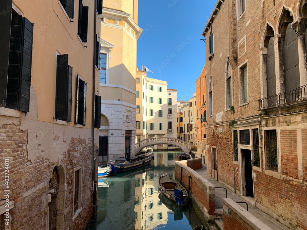 Venedig Venetien Italien Stadtteil San Marco am Wasserkanal und Häuser mit Wasserspiegelung im Winter