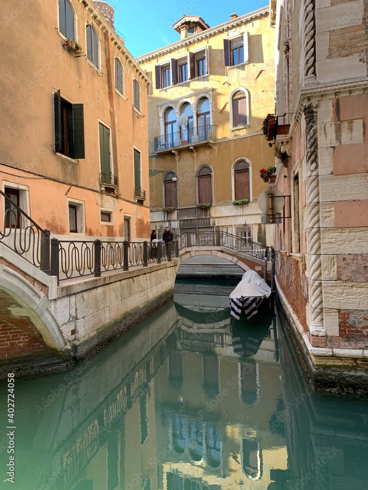 Fototapeta Venedig Venetien Italien Stadtteil San Marco am Wasserkanal und Häuser mit Wasserspiegelung im Winter