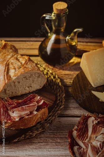 Jamon, queso y pan español