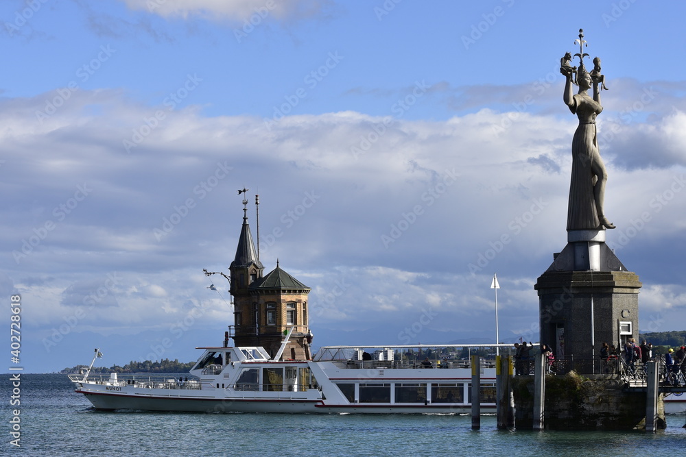 Konstanz am Bodensee mit Hafen und Schiffen,
Schifffahrt, Hafenpromenade, Anleger, Imperia