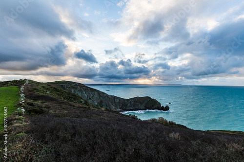 Paysage au lever du soleil sur le Nez de Jobourg depuis les falaises au bord de la Manche (Normandie, France)