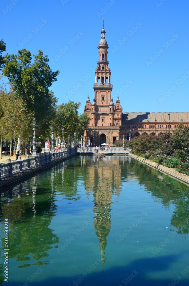 Naklejka premium Canal y torre en la Plaza de España, Sevilla