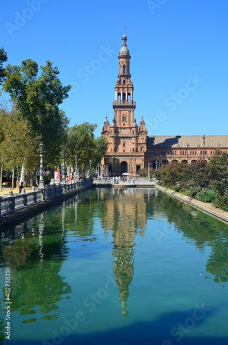 Canal y torre en la Plaza de Espa  a  Sevilla