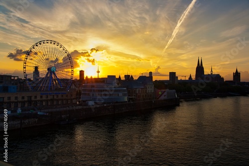 Riesenrad im Sonnenuntergang vor Kölner Skyline