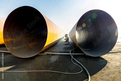 Bilde på lerret The sandblaster is manual sandblasting to large pipes