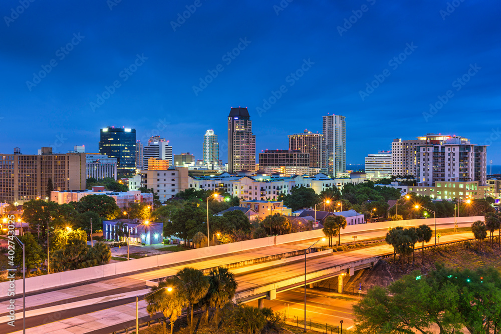 Fototapeta premium St. Petersburg, Florida, USA downtown skyline