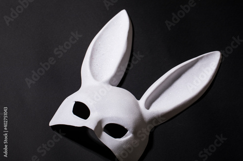 Konstfotografi rabbit latex mask. Dark background.