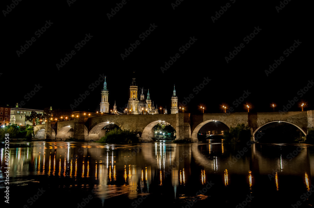 Vista del puente de piedra y la basilica del Pilar en Zaragoza, España.
