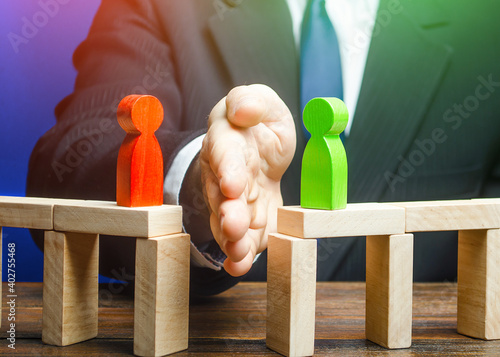 Fotografi The man separates the disputes with his palm