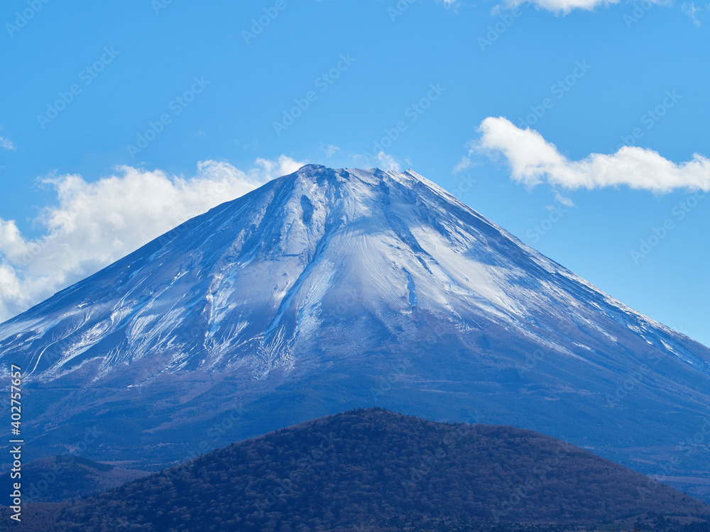 冬（12月）、わずかに雪が降った富士山と子抱き富士を精進湖から望む 山梨県富士河口湖町