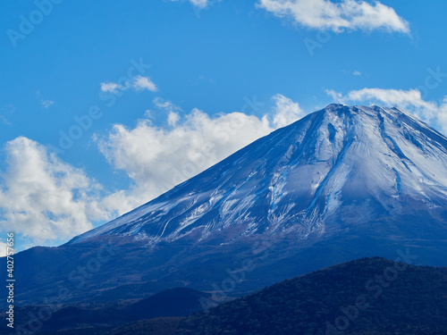 冬（12月）、わずかに雪が降った富士山と子抱き富士を精進湖から望む 山梨県富士河口湖町