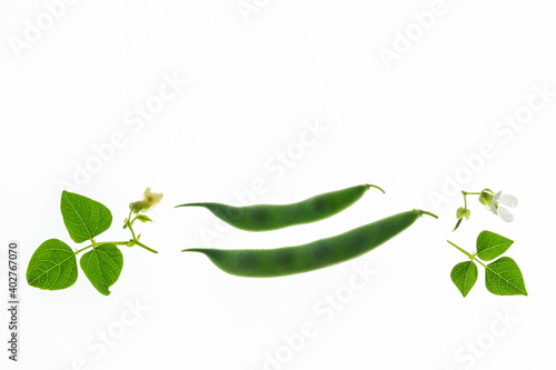 Foto closeup of fresh runner bean pods on white background with copy space above