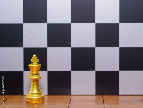 Foto Gold king chess piece on wood chessboard 0