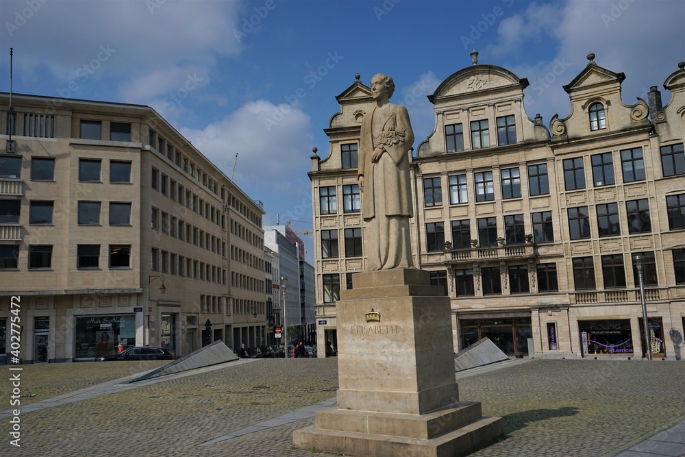 Statue of Queen Elisabeth I and Street View in Brussels, Belgium - エリーザベト王妃 石像