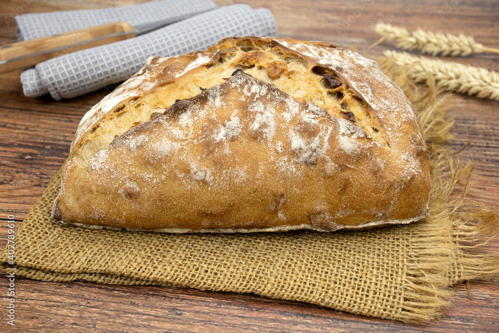 miche de pain aux céréales sur une table en bois