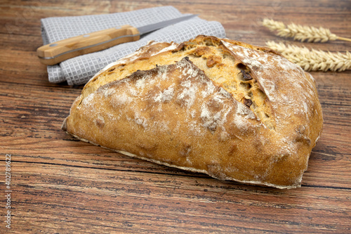 miche de pain aux céréales sur une table en bois photo