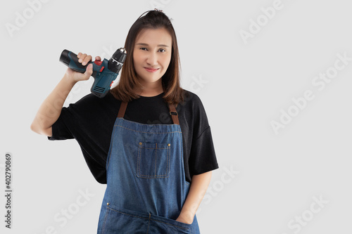 Craftswoman holding a cordless electric drill
