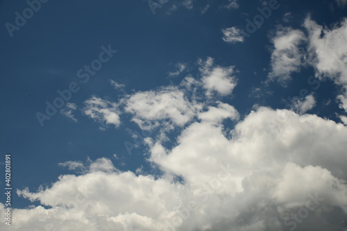 Weiße Wolken vor einem blauen Himmel