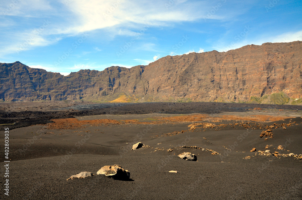 Landschaft in der Caldera des Vulkans (Pico do Fogo) auf der Insel Fogo auf den Kapverdischen Inseln an einem sonnigen Tag. 