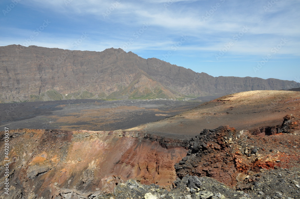 Obraz premium Landschaft im Krater des Vulkans Pico do Fogo auf der Insel Fogo (Kapverdischen Inseln) an einem sonnigen Tag