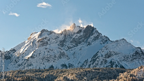 Winterlandschaft mit dem Berg Pilatus, Schnee und Wald an einem sonnigen Tag