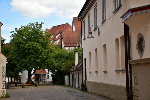 Ein Innenhof mit Baum in einer Stadt