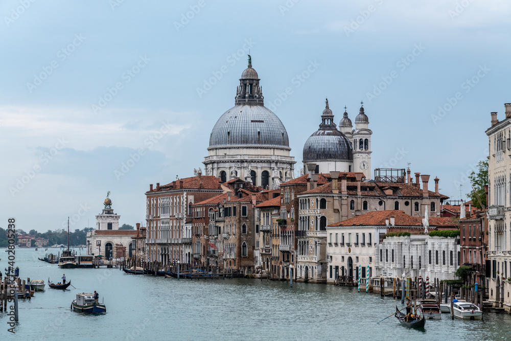 Blick über den Canal Grande auf Dorsoduro und die Kirche Santa Maria della Salute sowie die Punta della Dogana, Venedig