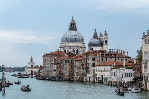 Blick   ber den Canal Grande auf Dorsoduro und die Kirche Santa Maria della Salute sowie die Punta della Dogana  Venedig