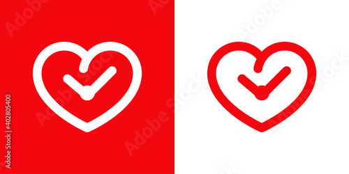 Tiempo de amor. Logotipo corazón con forma de reloj con manecillas con lineas en fondo rojo y fondo blanco