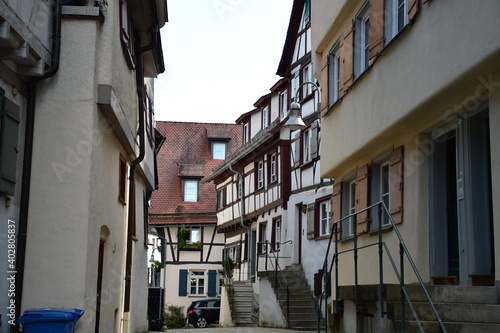 Gepflasterter Weg zwischen Fachwerkhäusern