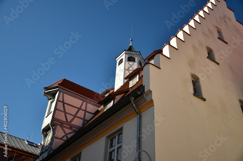 Ein Fachwerkhaus mit Kanzel, Turm und Stufenoptik an der Seitenwand