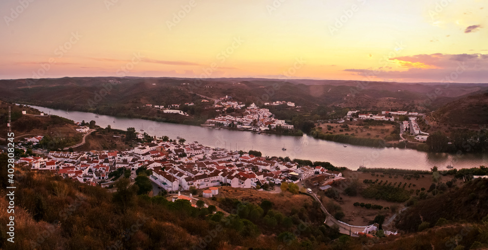 Atardecer en Sanlúcar de Guadiana (España) y Alcoutim (Portugal). El río Guadiana a su paso entre estos dos pueblos marca la frontera entre ambos países. Fotografía tomada desde España.