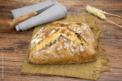 miche de pain aux céréales sur une table en bois photo