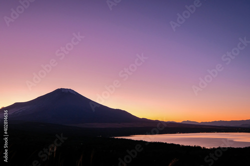 山梨県パノラマ台からの山中湖と富士山 © Kazu8