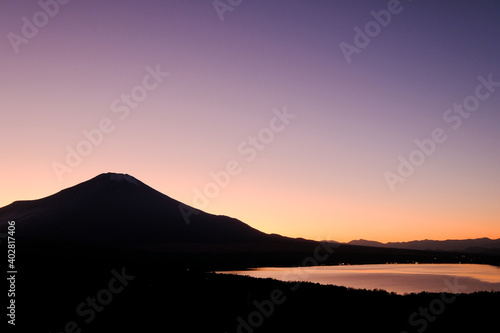 山梨県パノラマ台からの山中湖と富士山 © Kazu8