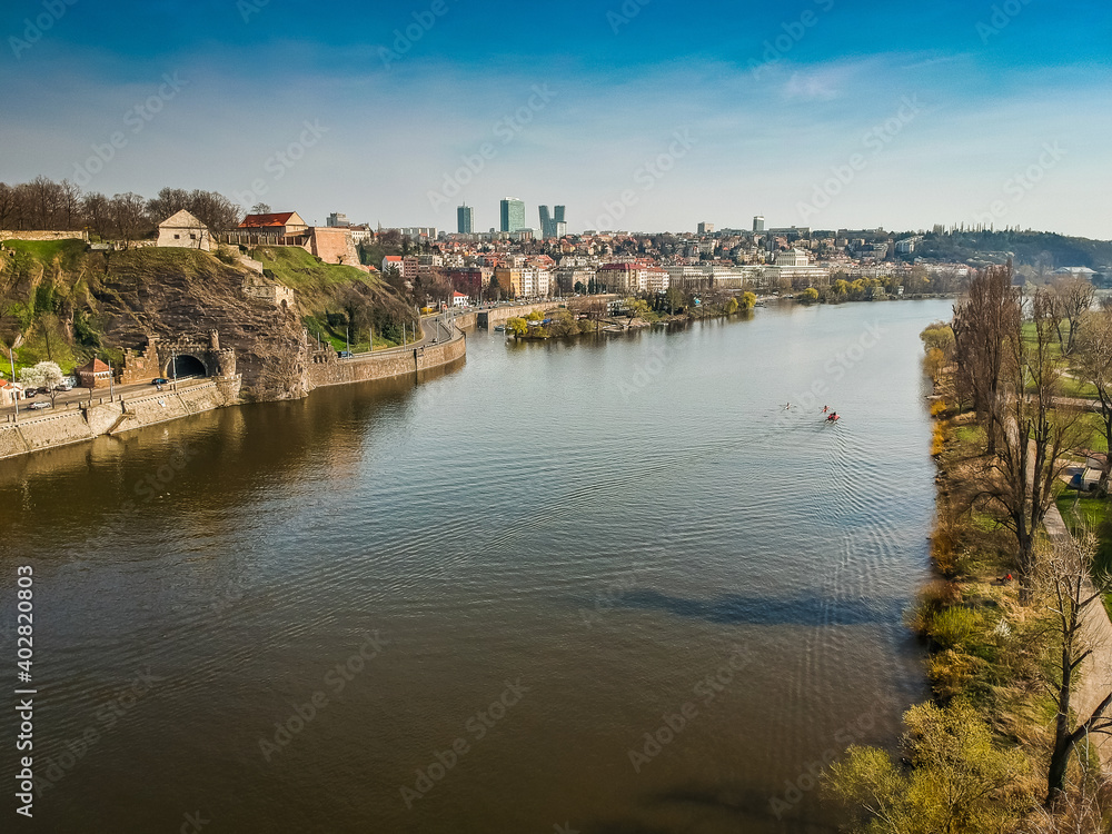 Obraz premium Moldau River between Vysehrad and Cisarska louka island with Podoli quarter in background