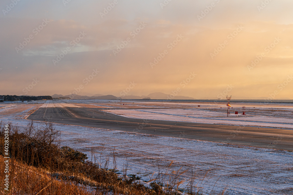 冬の小雪舞う空港の朝