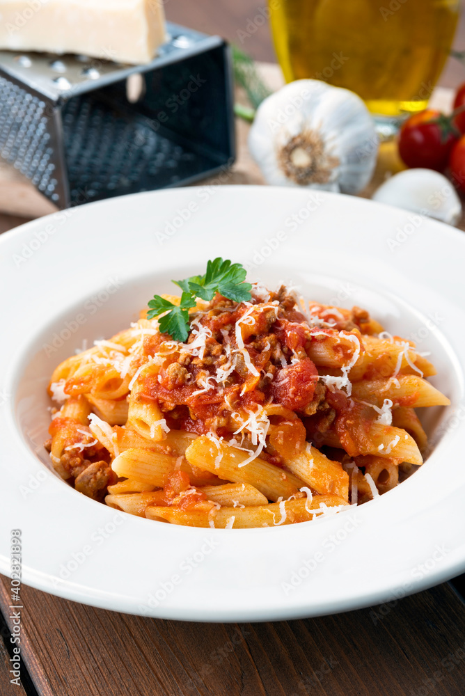 Piatto di deliziose penne con ragu alla bolognese, Cucina Italiana Piatto di deliziose penne con ragu alla bolognese, Cucina Italiana