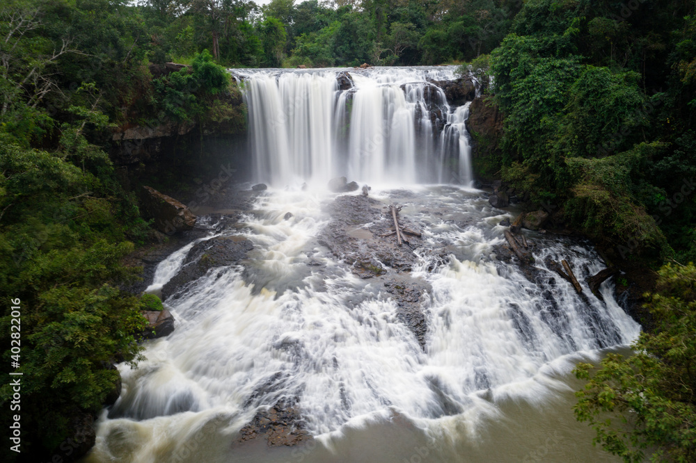Obraz premium Long exposure image of Bousra Waterfall in Mondulkiri, Cambodia