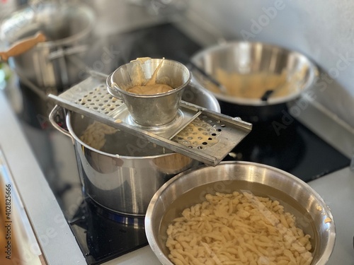 handgemachte Spätzle mit einer traditionellen Küchen Hobelmaschine