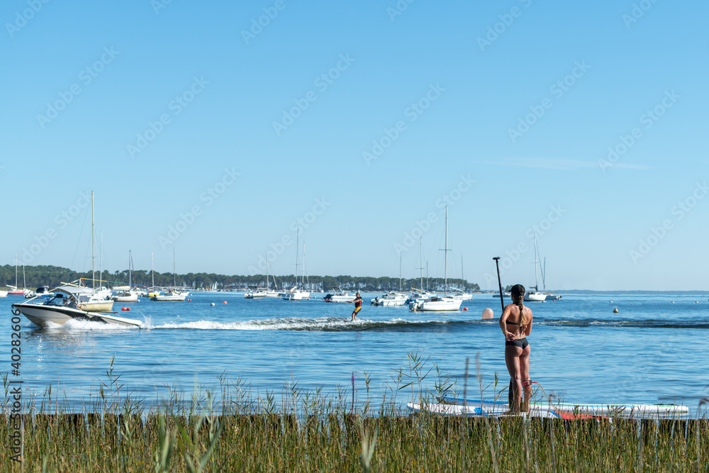 Naklejka premium CARCANS-MAUBUISSON (Médoc, France), activités nautiques sur le lac