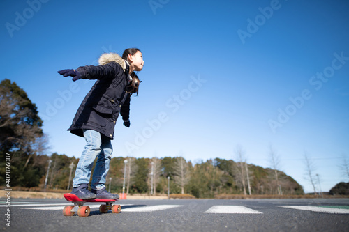 スケートボードで遊ぶ少女