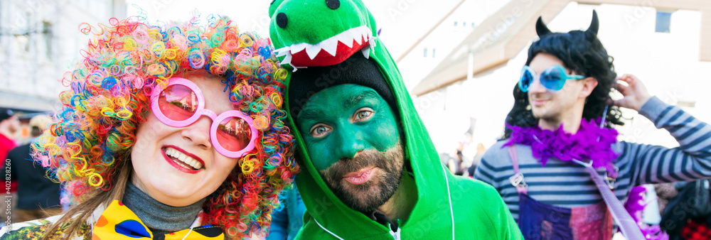 Karneval Party. Lachende Freunde in bunten Kostümen feiern Karneval